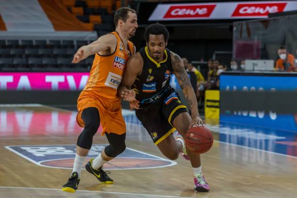 约已经让沙 约已经让沙